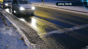 Technické služby zaskočila sobotní ledovka. Auta nevyjela