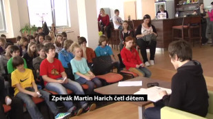 Zpěvák Martin Harich četl dětem