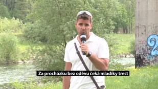 Za procházku bez oděvu čeká mladíky trest