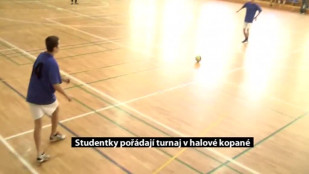 Studentky pořádají turnaj v halové kopané