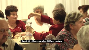 Senioři z Karviné slavili Den matek