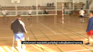 Utlačovaní manželé pořádají nohejbalový turnaj