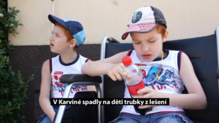 V Karviné spadly na děti trubky z lešení