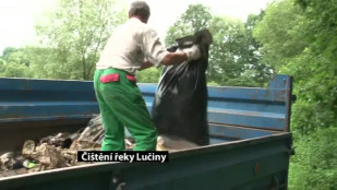 Město uspořádalo každoroční čištění řeky Lučiny