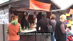 Veletrh sociálních služeb přilákal na Masarykovo náměstí stovky lidí