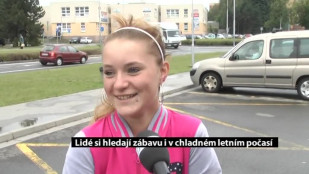 Lidé si hledají zábavu i v chladném letním počasí