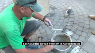 Socha Sedící dívka s kvítkem opět zdobí centrum Havířova