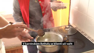 V karvinském Bethelu se klienti učí vařit