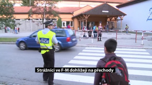 Strážníci ve Frýdku-Místku dohlížejí na přechody