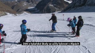 Děti z lyžařské školy se učily lyžovat v Alpách