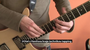 Učitel z Havířova hraje na kytaru technikou tapping