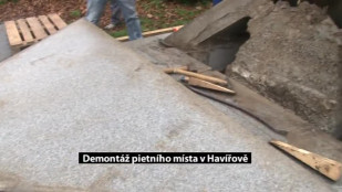 Demontáž pietního místa před havířovským vlakovým nádražím