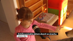 Arletka pomáhá dětem v karvinských jesličkách