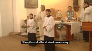 Šikmý kostel v Karviné-Dolech má nové zvony