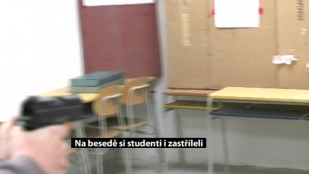 Na besedě s policisty si studenti i zastříleli