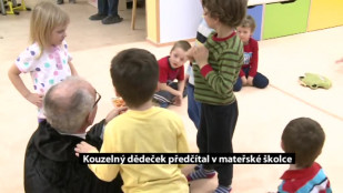 Kouzelný dědeček předčítal v mateřské školce