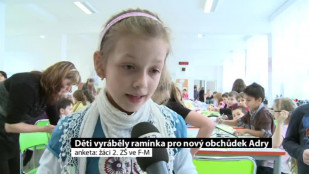 Děti vyráběly ramínka pro nový obchůdek ADRY