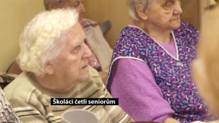 Školáci četli seniorům v DPS