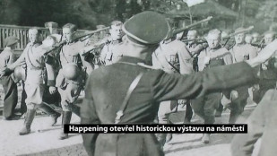 Happening otevřel historickou výstavu na náměstí