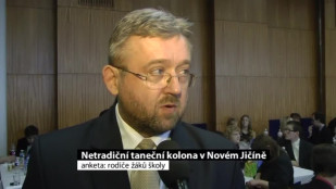 Netradiční taneční kolona v Novém Jičíně