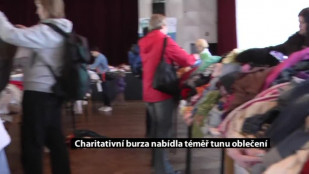 Charitativní burza nabídla téměř tunu oblečení