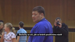 Školačky se učí, jak se bránit pouličnímu násilí