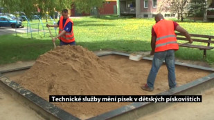 Technické služby mění písek v dětských pískovištích