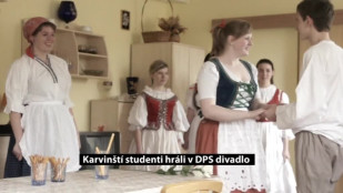 Karvinští studenti hráli v DPS divadlo