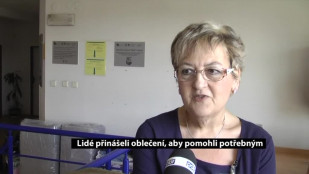 Lidé přinášeli oblečení, aby pomohli potřebným