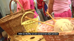 Děti ze školky se učí vyvarovat zlým jevům