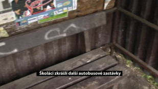 Školáci zkrášlí další autobusové zastávky