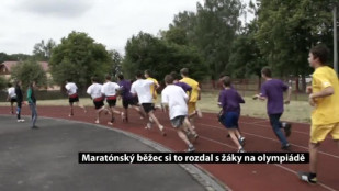 Maratonský běžec si to rozdal s žáky na olympiádě