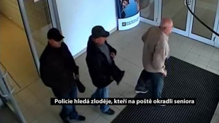 Policie hledá zloděje, kteří na poště okradli seniora