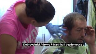 Dobrovolníci ADRY ve F-M stříhali bezdomovce