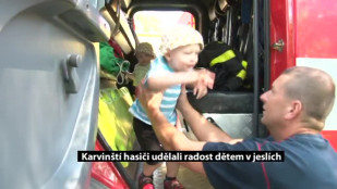 Karvinští hasiči udělali radost dětem v jeslích