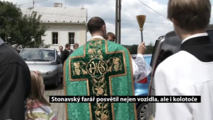 Stonavský farář posvětil nejen vozidla, ale i kolotoče