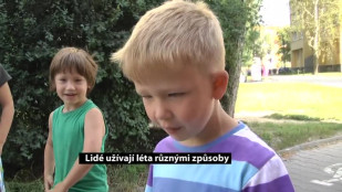 Lidé si užívají léta různými způsoby