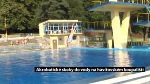 Akrobatické skoky na havířovském koupališti - bez komentáře