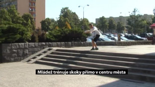 Mládež trénuje akrobatické skoky přímo v centru města