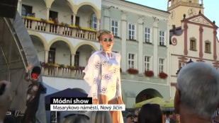 Bez komentáře - módní show na Masarykově náměstí v Novém Jičíně