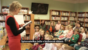 Spisovatelka četla v knihovně dětem