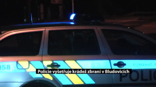 Policie vyšetřuje krádež zbraní v Bludovicích