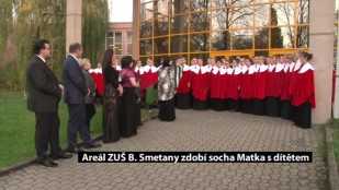 Areál ZUŠ Bedřicha Smetany zdobí socha Matka s dítětem