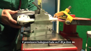 V provizorní hokejové hale ve F-M je živo