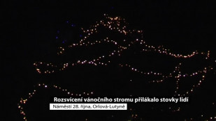 Rozsvícení vánočního stromu přilákalo stovky lidí