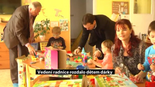 Vedení radnice rozdalo dětem vánoční dárky