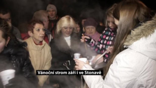 Vánoční strom září i ve Stonavě