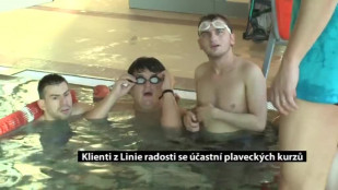 Klienti Linie radosti se účastní plaveckých kurzů