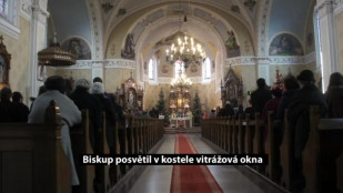 Biskup posvětil v kostele vitrážová okna