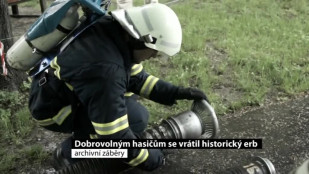 Dobrovolným hasičům se vrátil historický erb